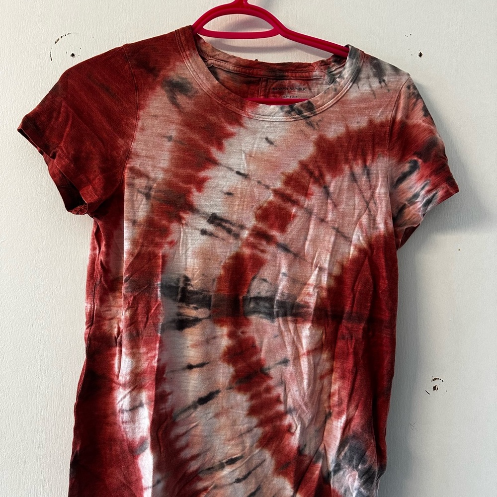 Banana Republic Tie-Dye Red and Black Women's Top
